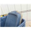 Image 3 : 3 Rubbermaid Storage Tubs with Lids