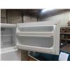 Image 5 : GE Fridge with Top Freezer 67'' x 28'' x 29 1/2'' 