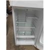 Image 8 : GE Fridge with Top Freezer 67'' x 28'' x 29 1/2'' 