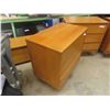 Image 10 : 4pce Bedroom Set: Desk 30'' x 49 1/2'' x 18'' , Dresser 