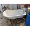 Image 4 : Antique Cast Bath Tub with 4 Feet 