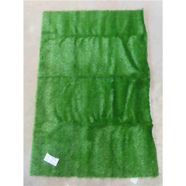 faux grass 38'' x 5ft - New or Store Return  