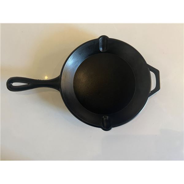 Foam frying pan prop