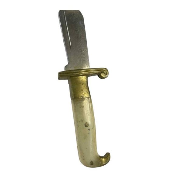 Legends of Tomorrow (2016-2022) - Vandal Savage (Casper Crump) Throwing FX Bird Dagger