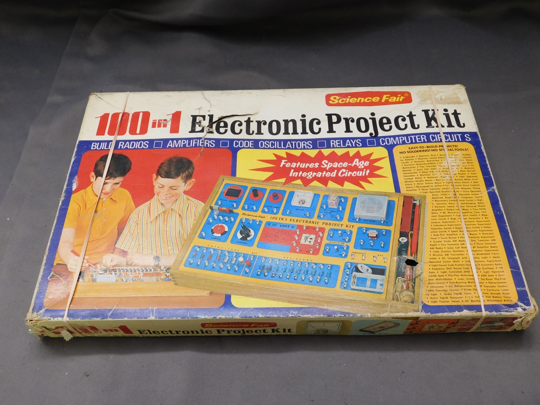 100 in 1 Electronic Project Kit by Science Fair.