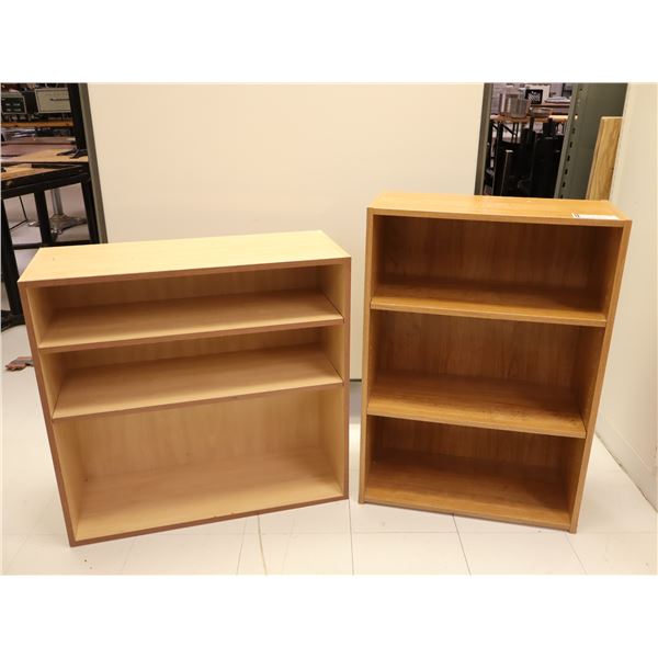 LOT DE 2 ÉTAGÈRES ASST