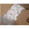 Image 2 : BOUTEILLES ET CAPUCHONS EN PLASTIQUE ASST