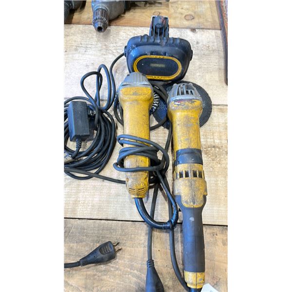 GROUP OF 3 DEWALT ELECTRIC POWER TOOLS, 2 GRINDERS, 1 LIGHT