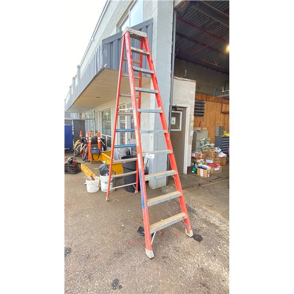 LOUISVILLE FIBREGLASS/ALUMINUM 10' 300LB CAPACITY STEP LADDER