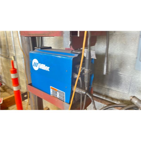MILLER XMT 350 CC/CV MIG WELDER