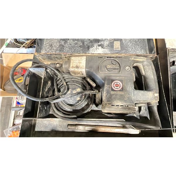 BLACK AND DECKER MACHO ELECTRIC ROTARY HAMMER IN HARD TRANSPORT CASE
