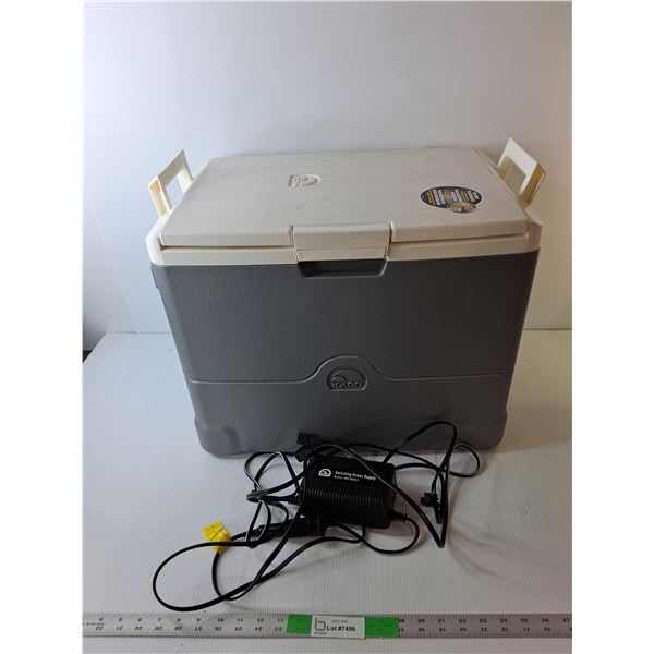 Igloo Electric Cooler- Powers On 20" x 14.25" x 17", PICK UP