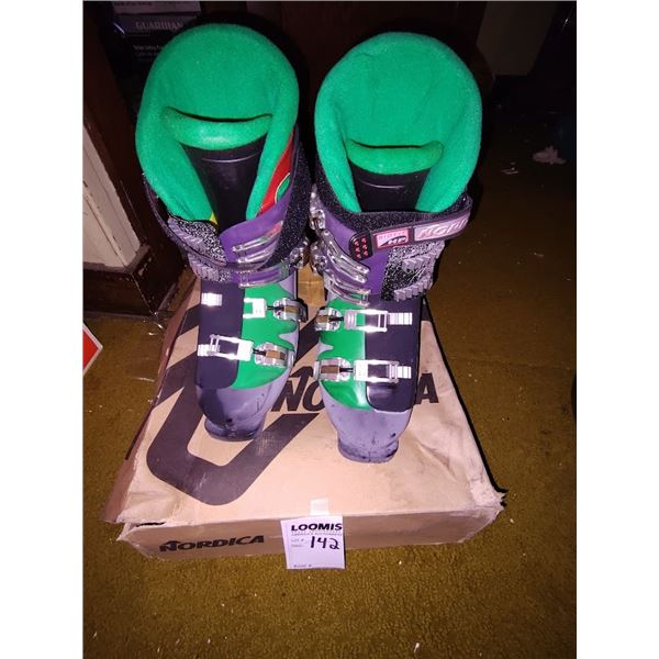NORDICA  MENS SKI BOOTS IN BOX SIZE  10-10.5