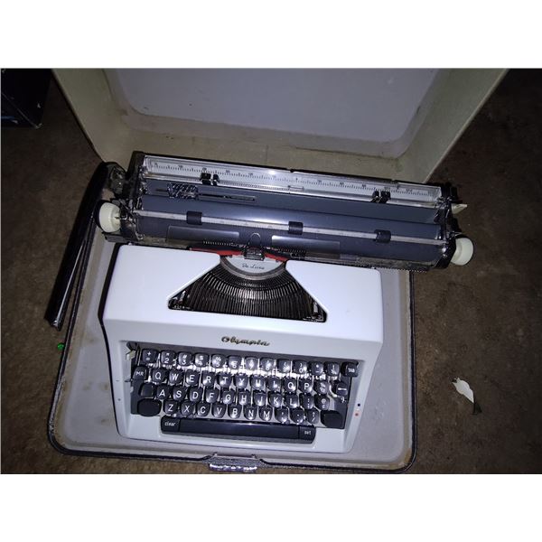 ANTIQUE OLYMPIA MANUAL TYPEWRITER