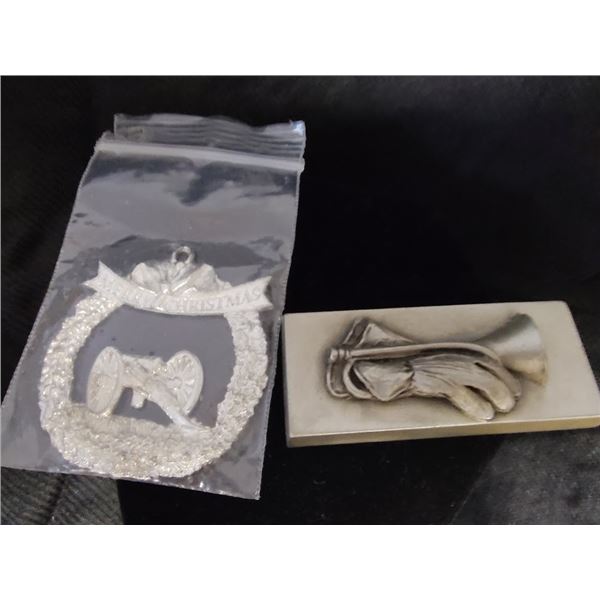 SET OF 2 PEWTER PIECES: GETTYSBURG GIFT CENTER, PEWTER WREATH WITH CANNON #147/200