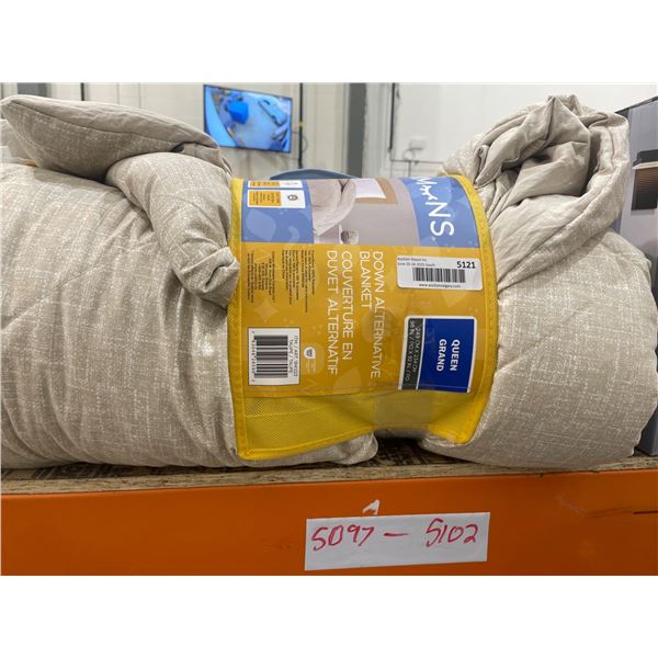 Queen Size Down Alternative Comforter by True North
