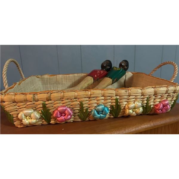 Wicker baking pan golden/ 2 carved wood serving utensils