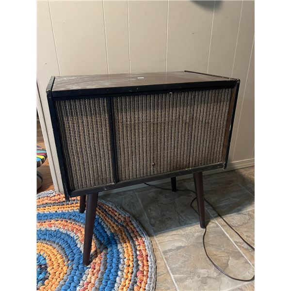 MagnaSonic Vintage Am/Fm stereo record player has power / radio activity
