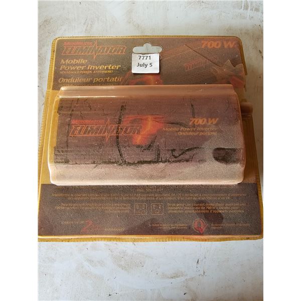 Motomaster Eliminator 700W Power Inverter