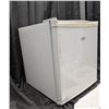 Image 2 : Master Chef Small Fridge 17"x20"