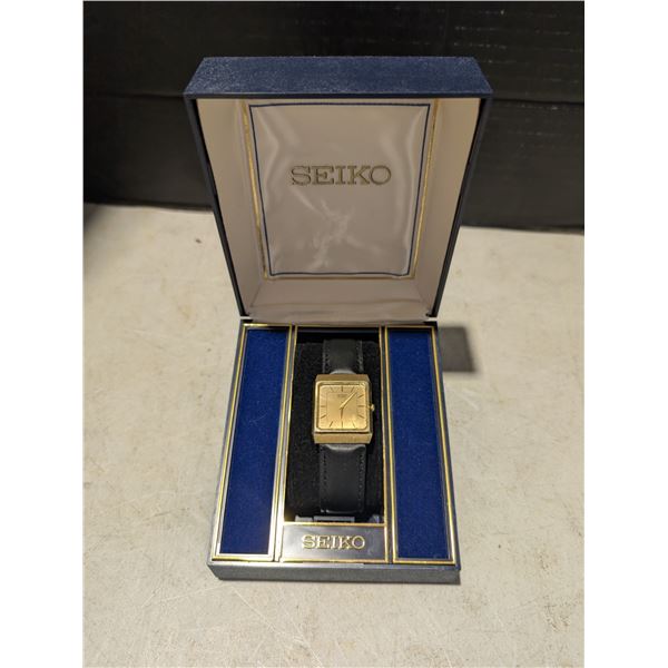 Seiko Vintage 90s Women Gold tone Class quartz watch, 17mm, leather