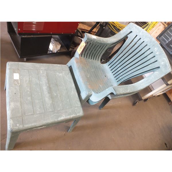 2 Plastic Lawn Chairs & 1 End Table
