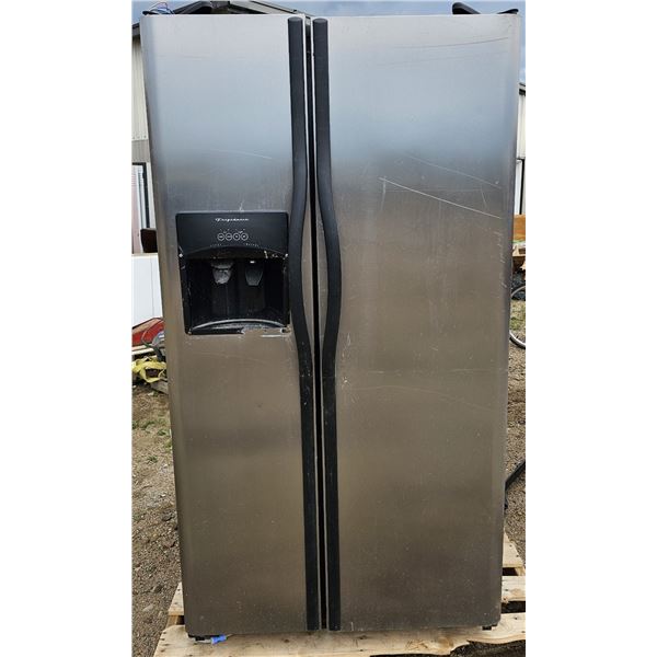 Frigidaire Fridge/Freezer Model# FRS6HR5HSB6 - Untested