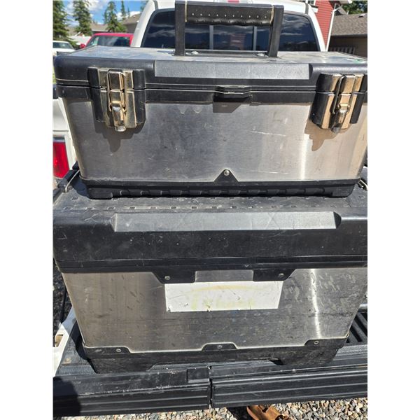 2 piece stacking tool box w/handle + wheels. no issues with either box both have a tray