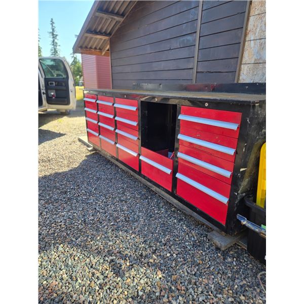 9 1/2' metal tool bench/work bench 9 1/2 long 3ft high 40" deep 17 drawers all slide good
