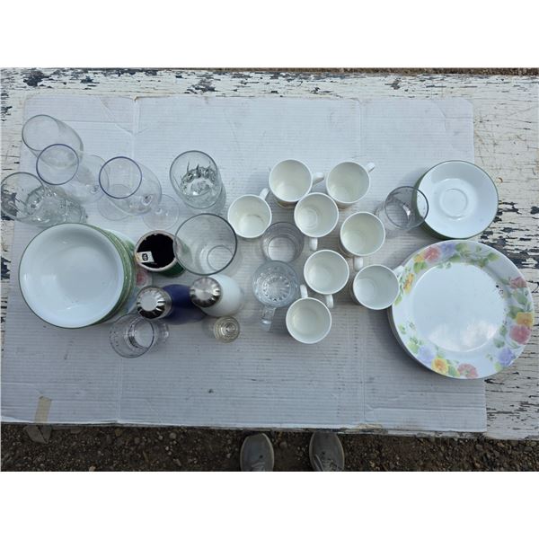 Lot of glassware, platyes, bowls, water bottles