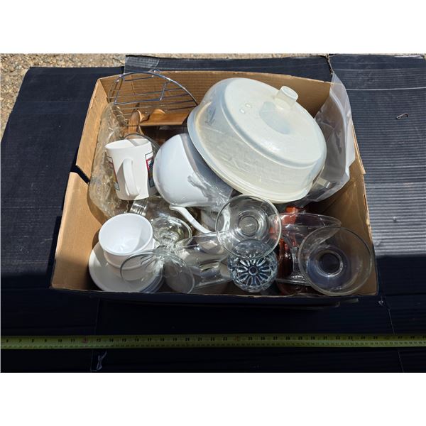 Lot of glassware, platyes, bowls, water bottles