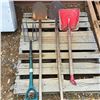 Image 1 : 3 shovels and a pitch fork