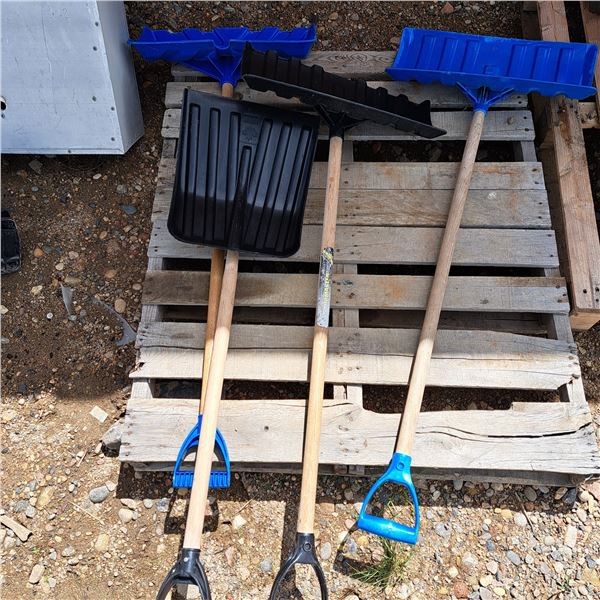 4 plastic shovels