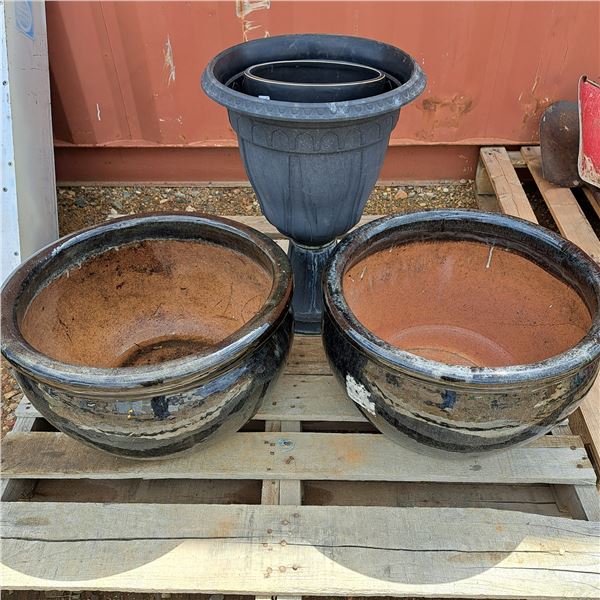 4 flower pots, 2 ceramic and 2 plastic