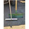 Image 2 : Shovel/Push Broom