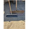 Image 2 : Push Broom/Shovel