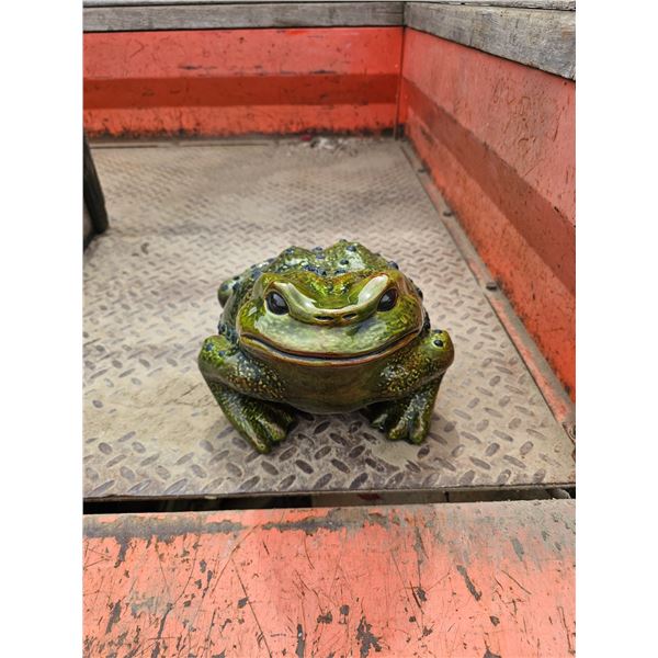 Large Frog Décor
