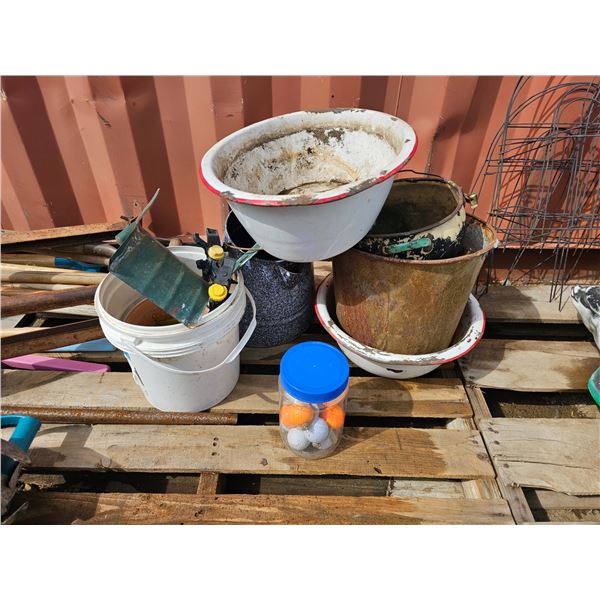Enamelware/Golf Balls/Bucket