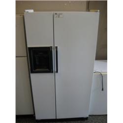 Beaumark Fridge/freezer With Ice & Water