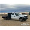 Image 2 : 2002 FORD F450 CREW CAB FLATBED TRUCK