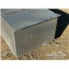 Image 7 : CHECKER PLATE FUEL TANK