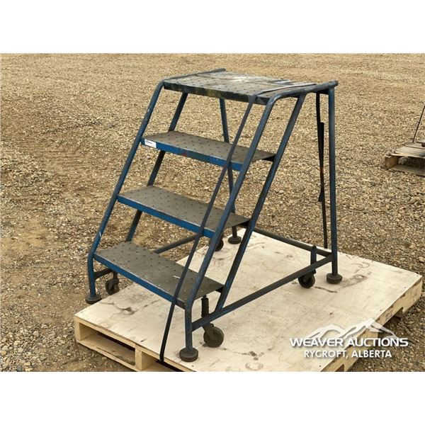 METAL STAIRCASE W/WHEELS