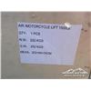 Image 3 : (1) AIR/HYDRAULIC MOTORCYCLE LIFT
