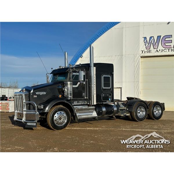 2013 KENWORTH T800 T/A SLEEPER TRUCK TRACTOR
