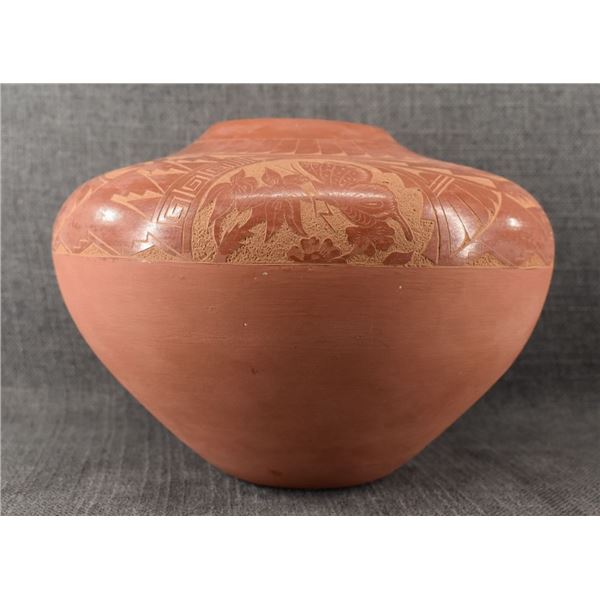 JEMEZ POTTERY VASE (VANGIE TAFOYA)