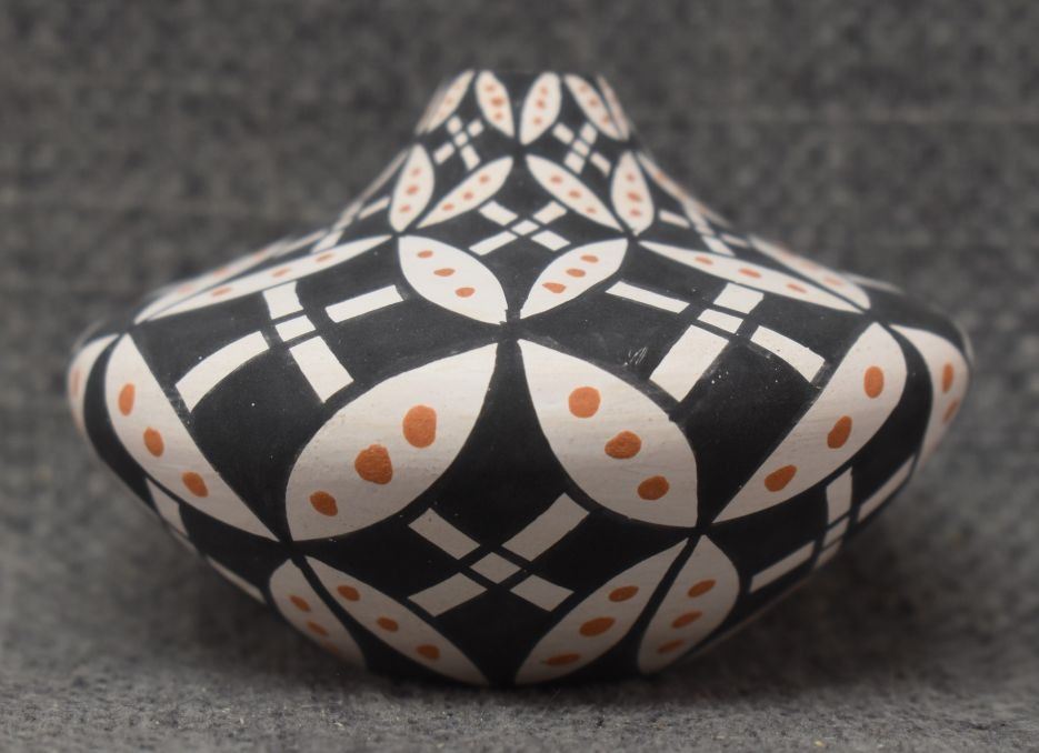 ACOMA POTTERY VASE (DOROTHY TORIVIO)