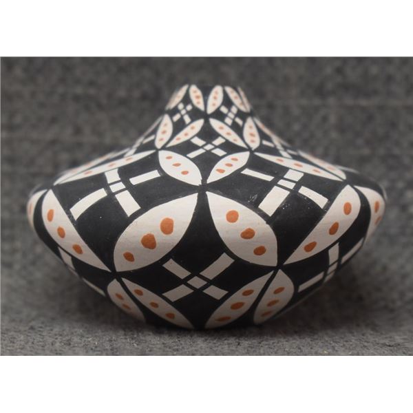 ACOMA POTTERY VASE (DOROTHY TORIVIO)