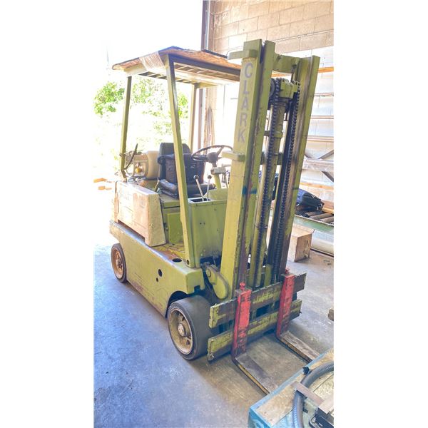 CLARK FORKLIFT - SINGLE MAST, 42"  STANDARD FORKS, SOLID TIRES, COMES WITH PROPANE TANK