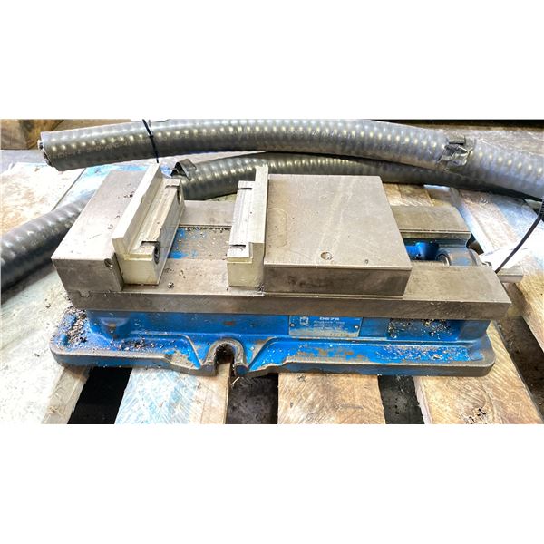 KURT MACHINIST VISE W/CRANK HANDLE