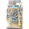 Image 5 : METAL ROLLING SHOP CART WITH ASSORTED ITEMS CLAMP SET SMALL VISE PUNCH SET AND MUCH MORE